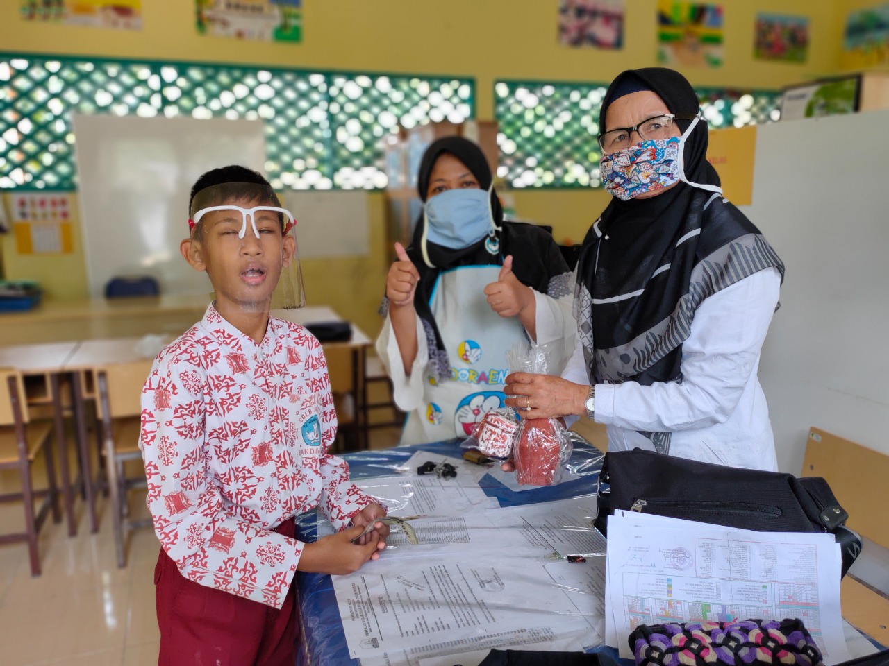 Mengembangkan Kreativitas Anak MDVI dengan Pemanfaatan Bahan Daur Ulang