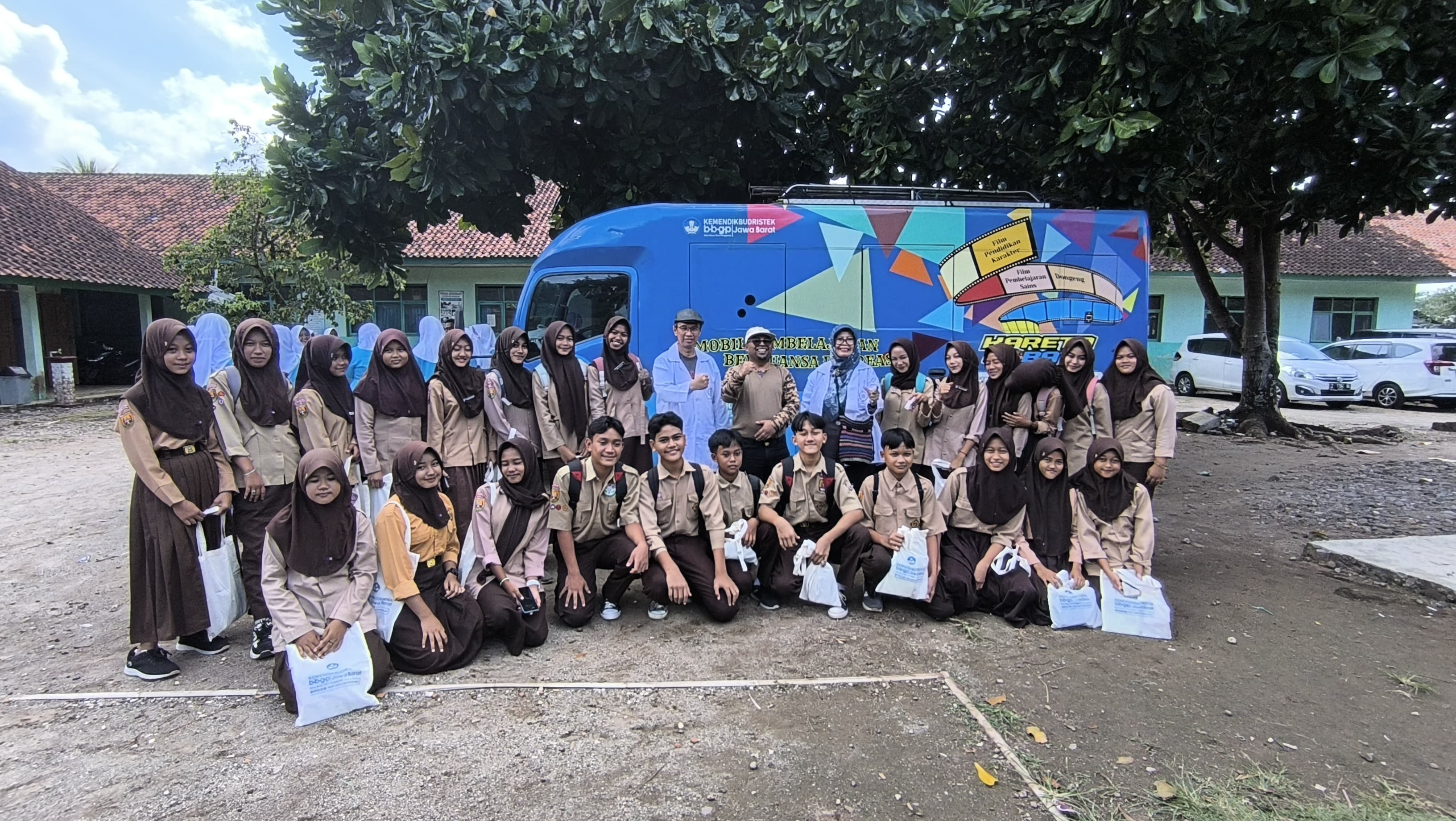 BELAJAR ASYIK DI PANTAI SINDANGKERTA BERSAMA KERETA SOBAT