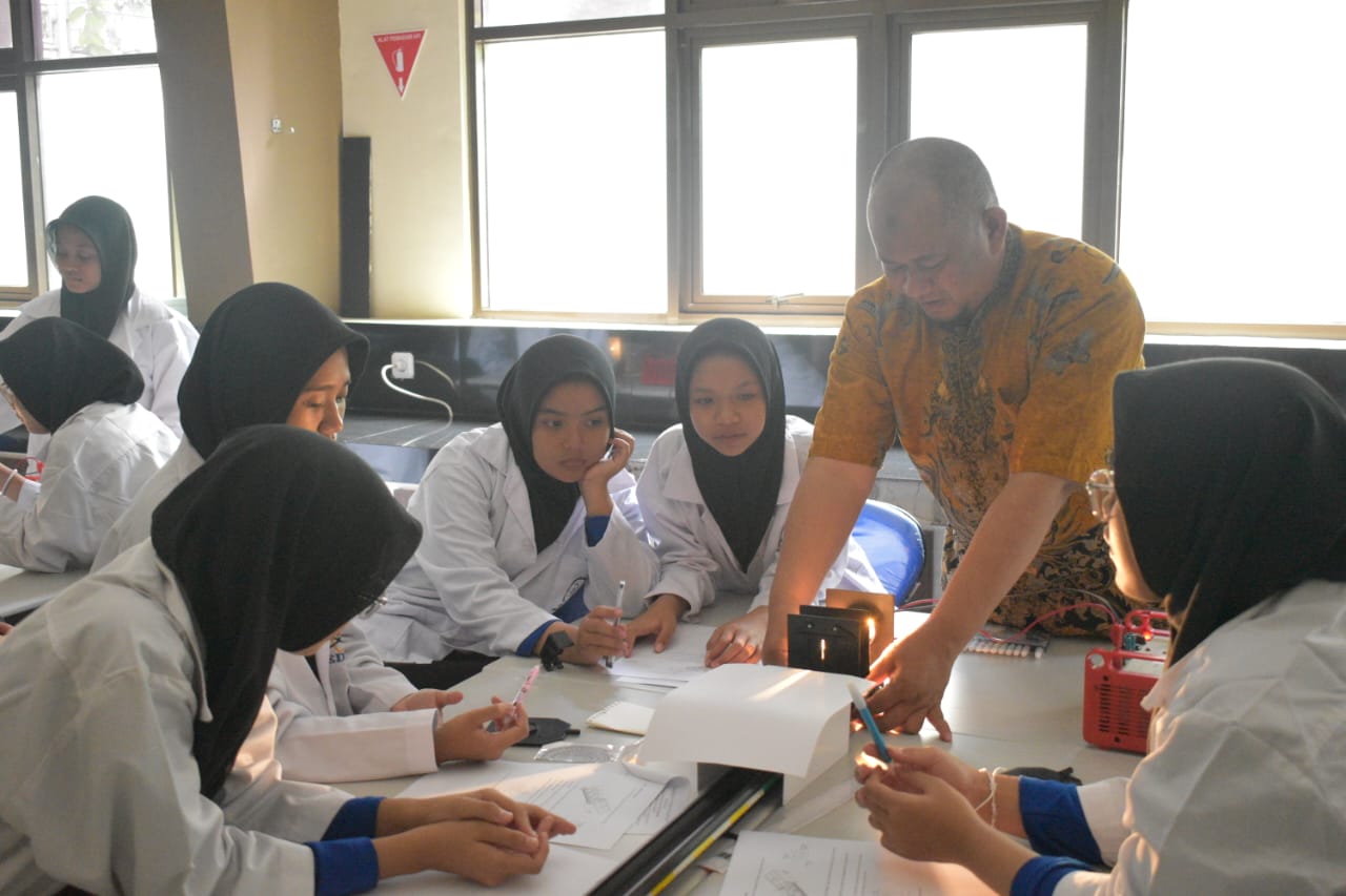 SMPQT Al-Hamidiyah Belajar IPA secara Interaktif melalui Praktikum di BBGP Jabar