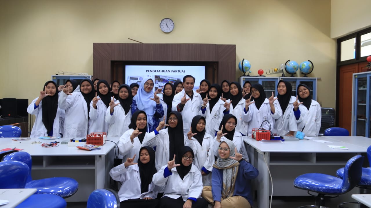 SMPQT Al-Hamidiyah Belajar IPA secara Interaktif melalui Praktikum di BBGP Jabar