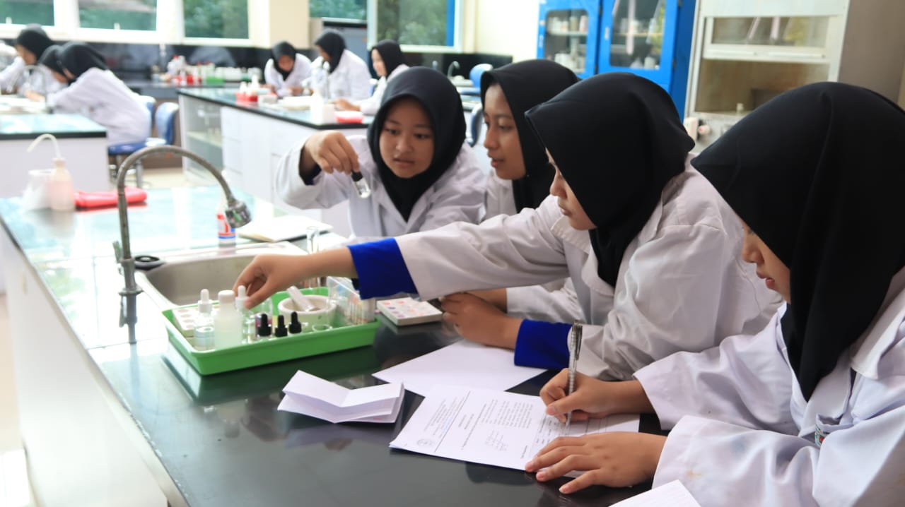 SMPQT Al-Hamidiyah Belajar IPA secara Interaktif melalui Praktikum di BBGP Jabar