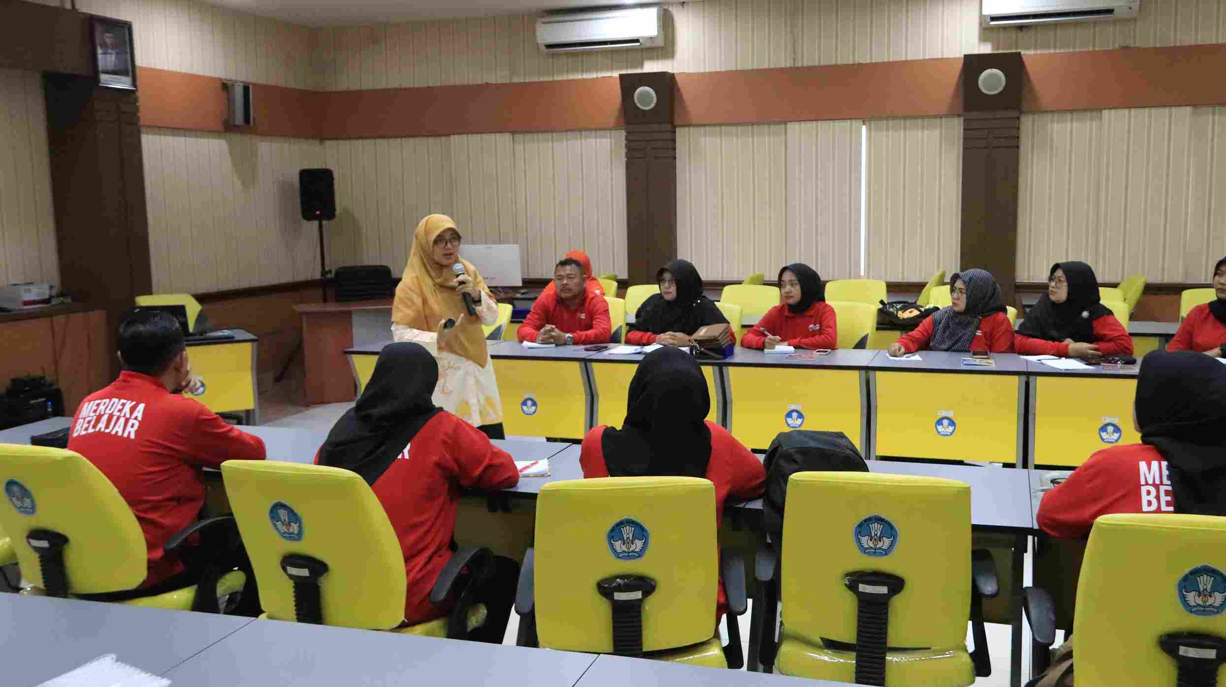 Guru SDN 1 Cilumber Asah Keterampilan Sosial dan Emosional melalui Pojok Belajar BBGP Jabar