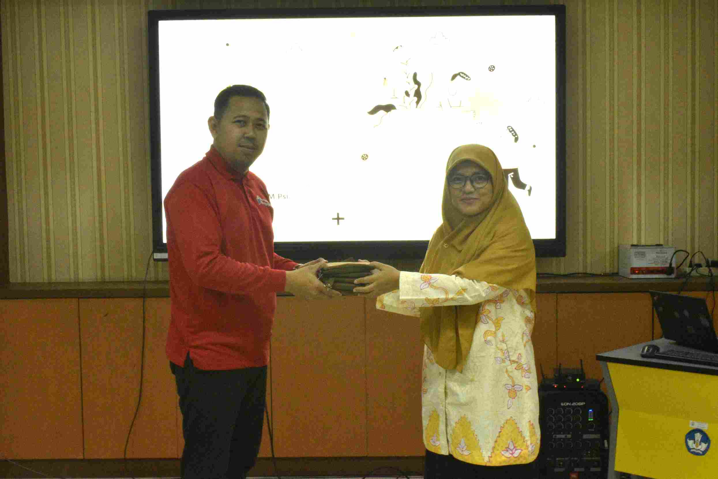 Guru SDN 1 Cilumber Asah Keterampilan Sosial dan Emosional melalui Pojok Belajar BBGP Jabar