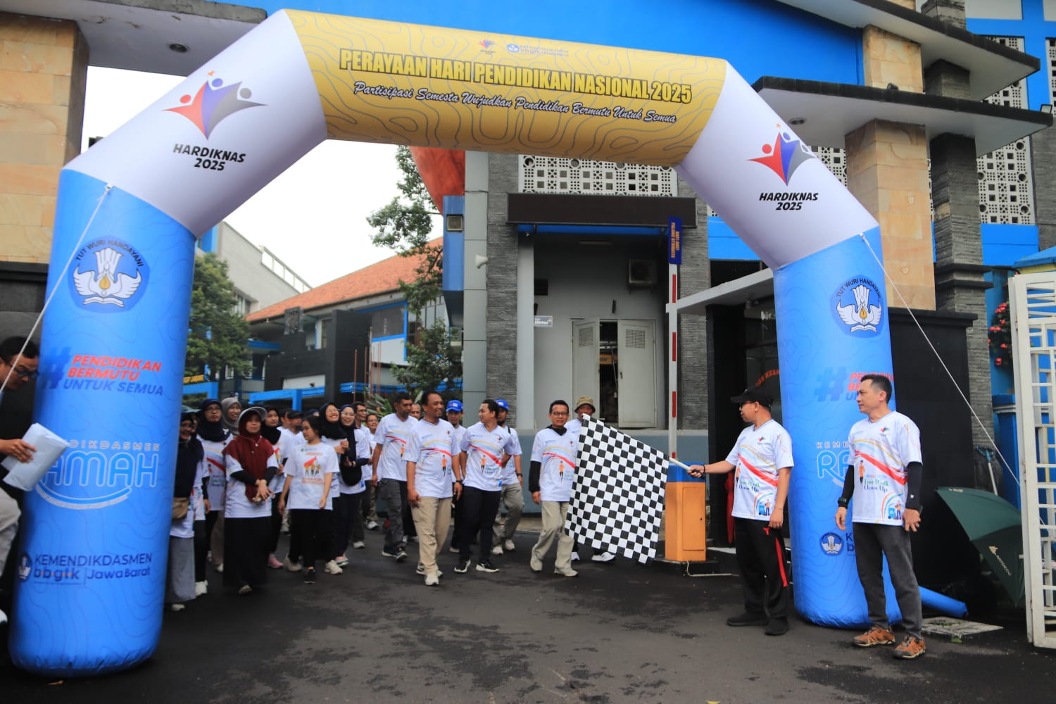BBGTK Jabar Gelar Fun Walk Clean Up Hardiknas 2025, Angkat Semangat Kolaborasi dan Peduli Lingkungan