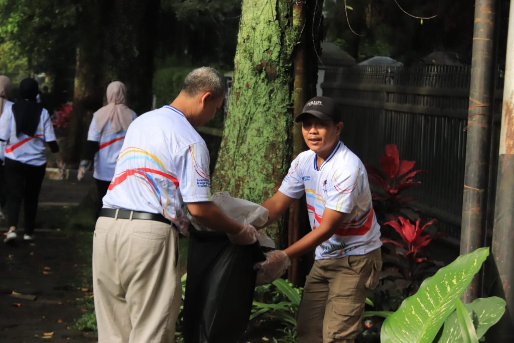 BBGTK Jabar Gelar Fun Walk Clean Up Hardiknas 2025, Angkat Semangat Kolaborasi dan Peduli Lingkungan