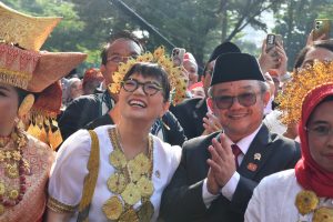 Jadi Pembina Upacara HUT ke-80 RI, Mendikdasmen Serukan Persatuan dan Gotong Royong