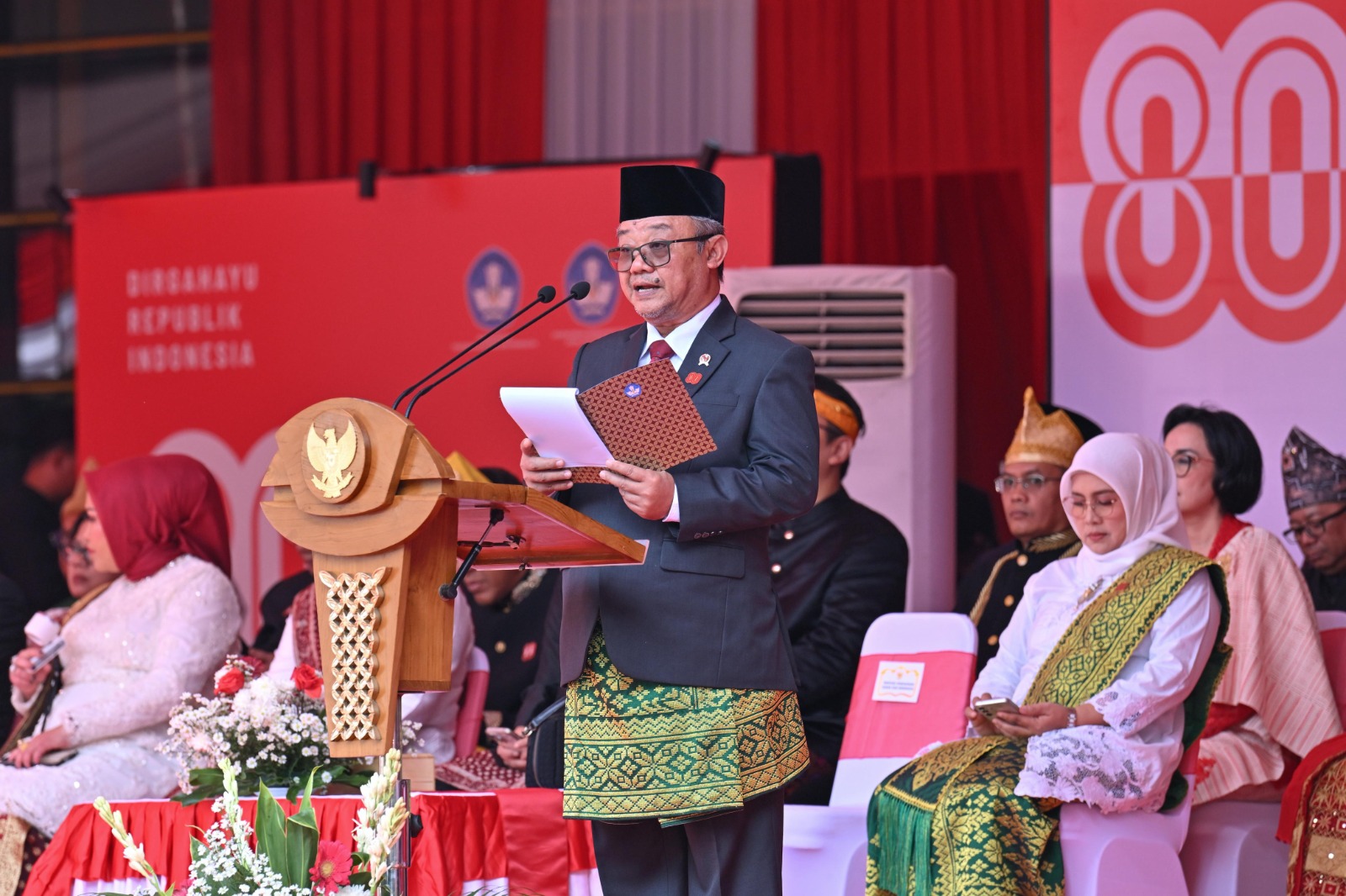 Jadi Pembina Upacara HUT ke-80 RI, Mendikdasmen Serukan Persatuan dan Gotong Royong