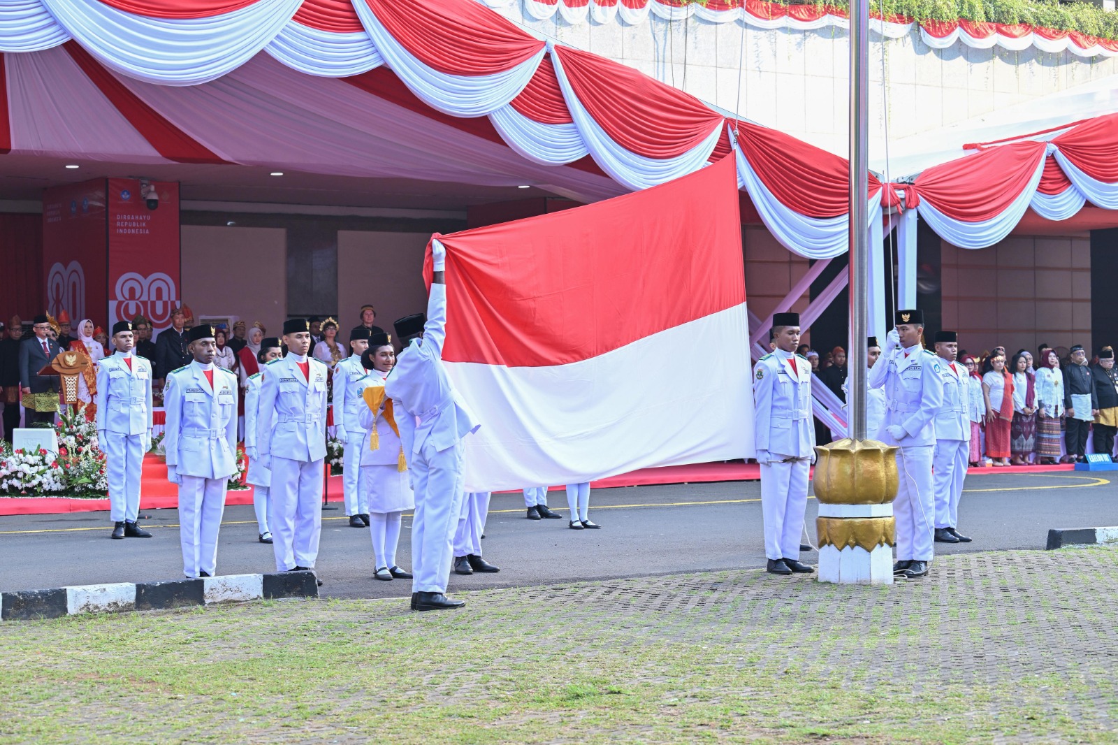 Sisi Lain Upacara HUT 80 RI, Cerita Bahagia dan Bangga Murid Papua Kibarkan Bendera Merah Putih