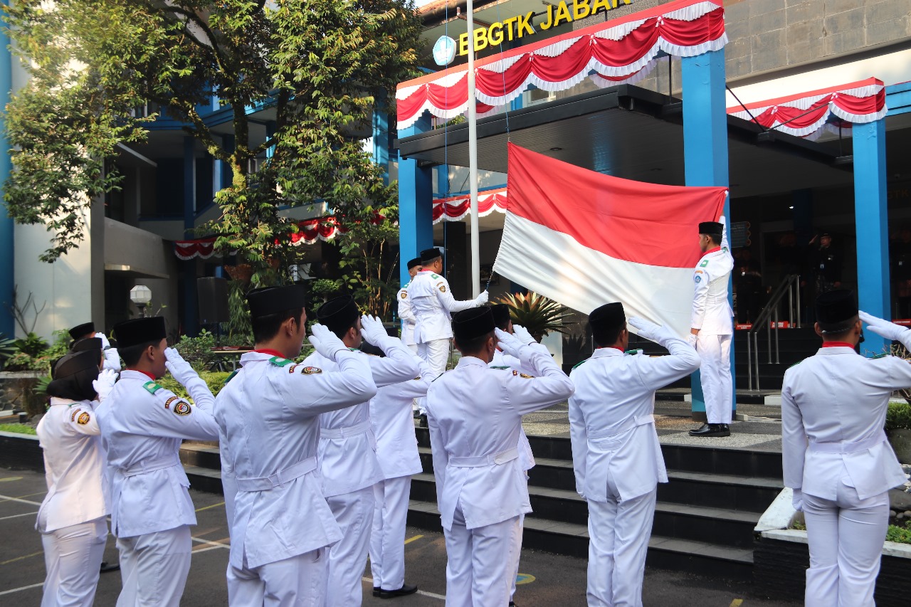 Upacara Peringatan HUT ke-80 RI di Lingkungan BBGTK Jabar