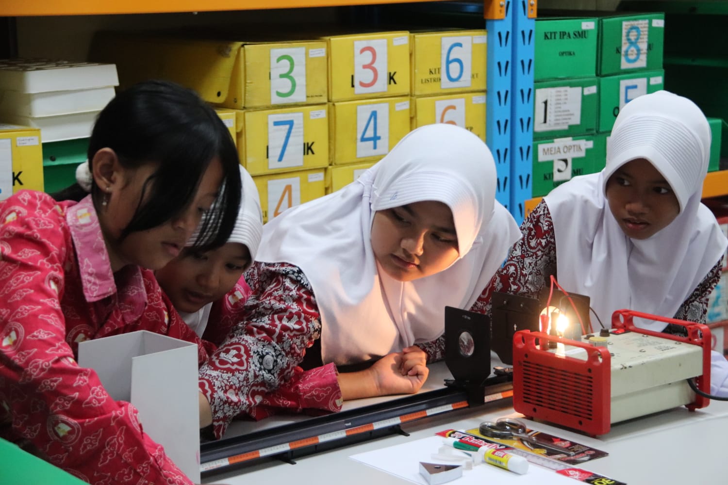 Siswa-Siswi SDN 260 Griya Bumi Antapani Ikuti 4 Materi Praktikum IPA di Lab BBGTK Jabar