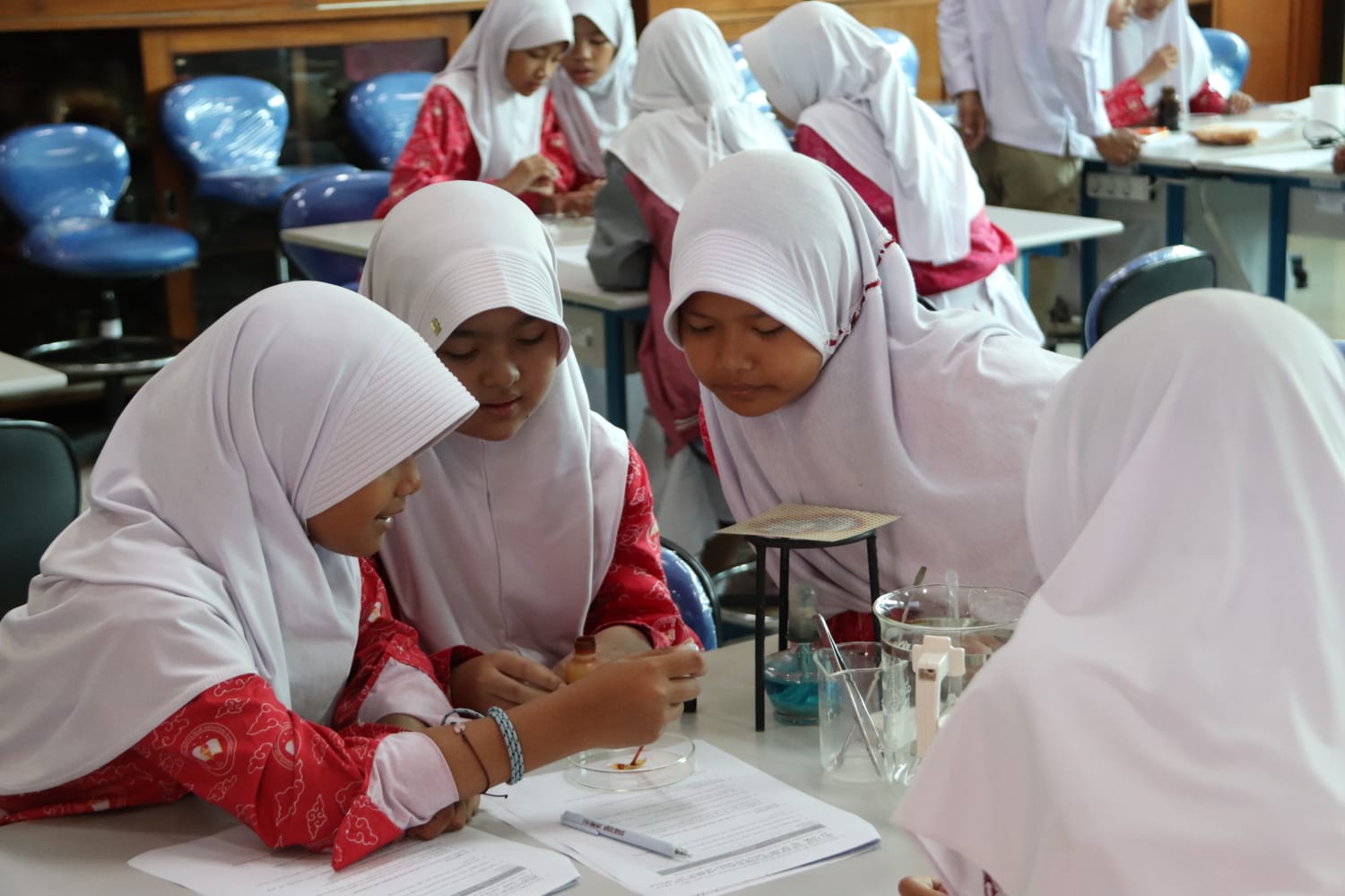 Siswa-Siswi SDN 260 Griya Bumi Antapani Ikuti 4 Materi Praktikum IPA di Lab BBGTK Jabar