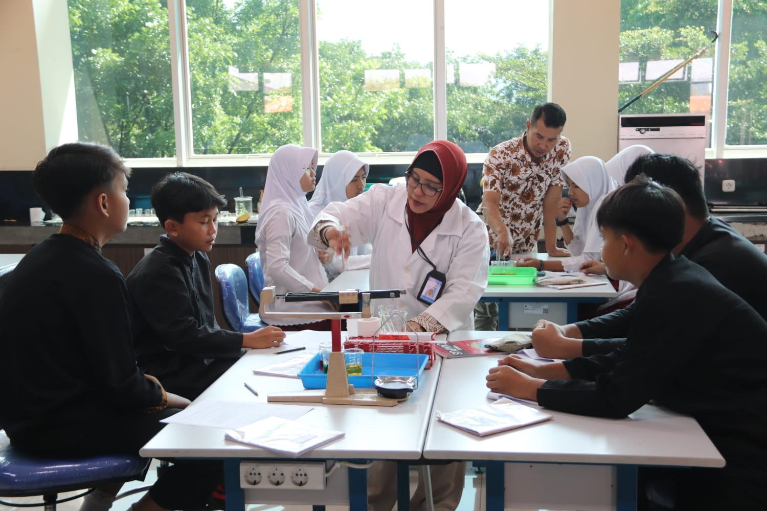 Siswa-Siswi SDN 260 Griya Bumi Antapani Ikuti 4 Materi Praktikum IPA di Lab BBGTK Jabar
