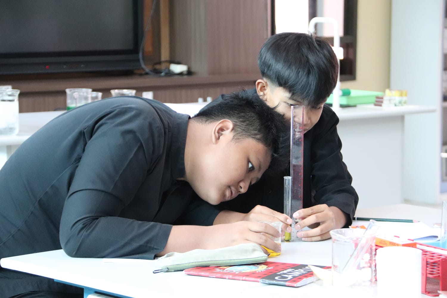 Siswa-Siswi SDN 260 Griya Bumi Antapani Ikuti 4 Materi Praktikum IPA di Lab BBGTK Jabar