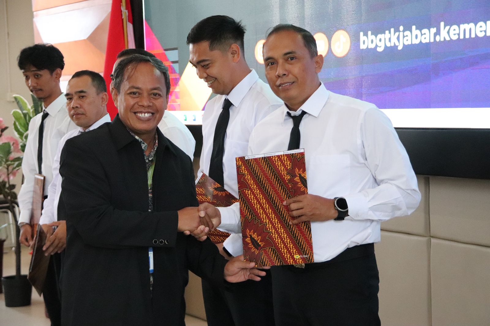 Serahkan SK PPP3 Kepada 64 Pegawai, Kepala BBGTK Jabar Tekankan Nilai BerAKHLAK ASN