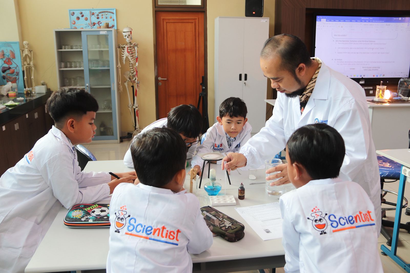 SDIT Bina Insan Cendekia Ikuti Praktikum IPA di Lab BBGTK Jabar