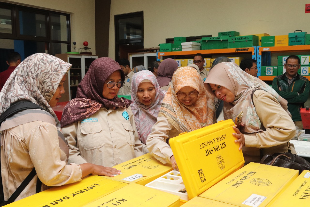 MGMP IPA Jenjang SMP Kab. Cirebon Berkunjung ke Lab BBGTK Jabar dalam Layanan Pojok Belajar