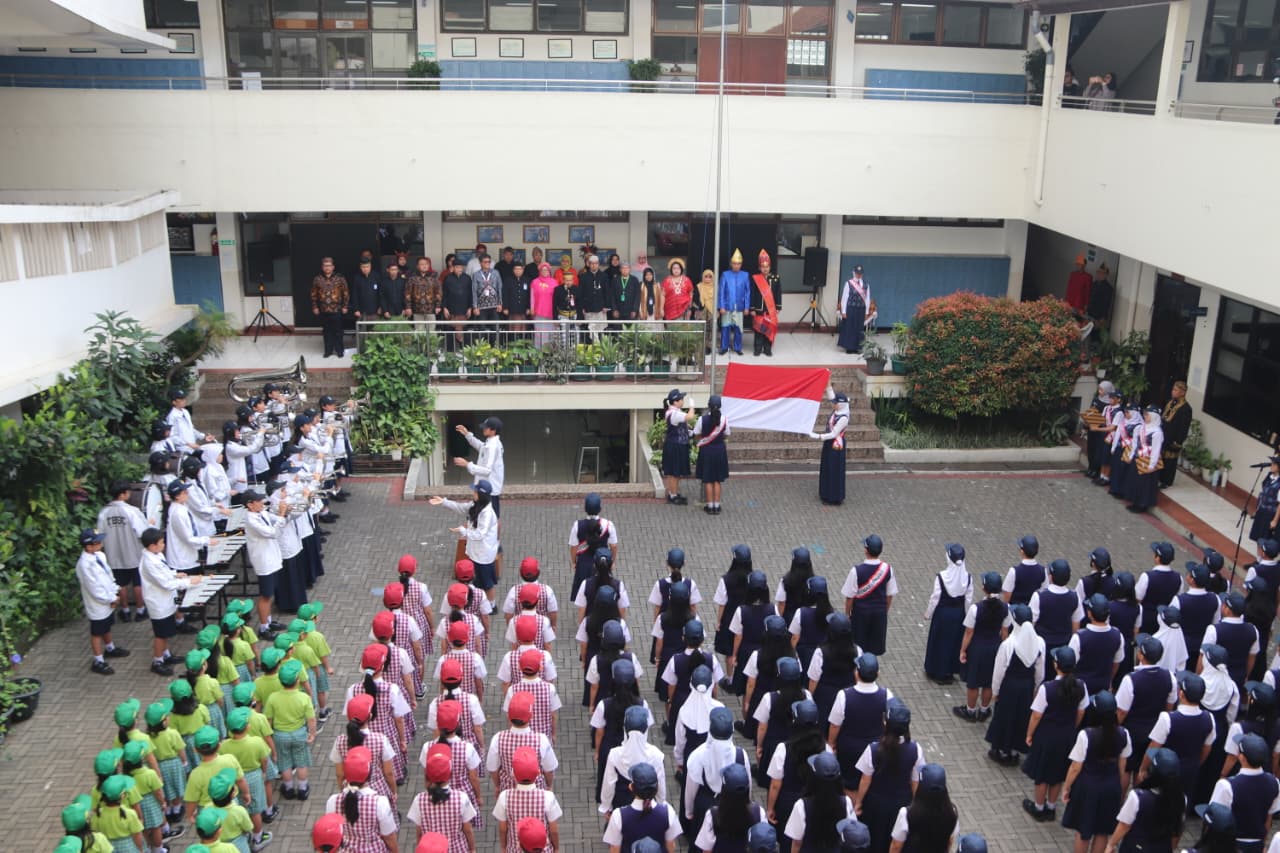 Inspektur Jenderal Kemendikdasmen Pimpin Upacara Peringatan Hari Guru Nasional 2025 di SMP Taruna Bakti Bandung