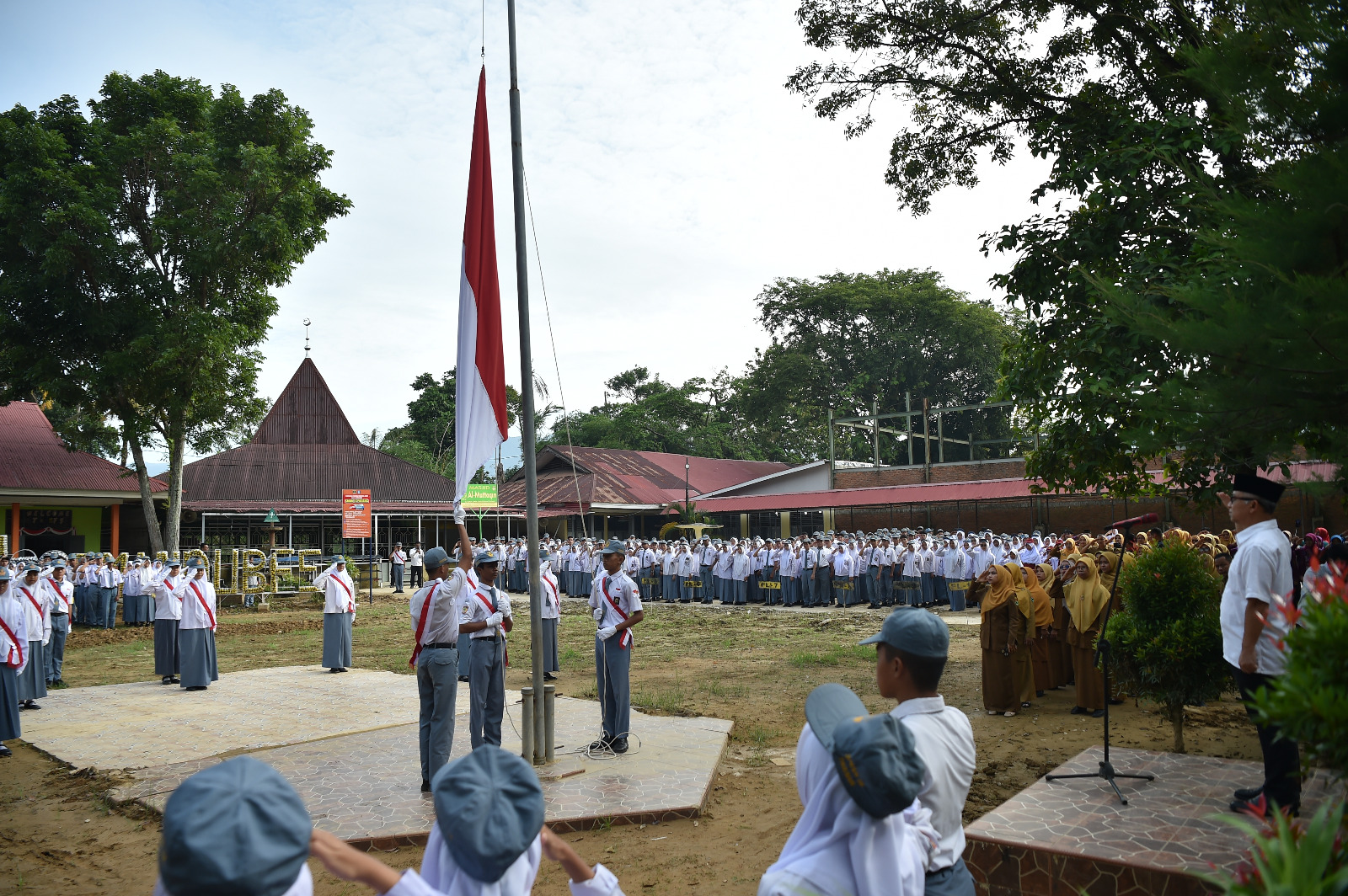Wamendikdasmen Tandai Hari Pertama Masuk Sekolah di Padang Pascabencana Banjir