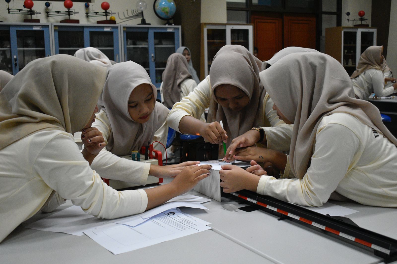 Praktikum IPA di BBGTK Jabar, Siswa SMPQT Al-Hamidiyah Pati Perkuat Pemahaman Konsep Sains