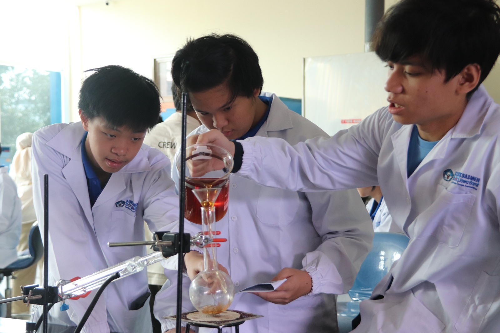 Siswa PKBM Sahabat Anak Terang Lakukan Praktikum IPA di Laboratorium Kimia BBGTK Jabar