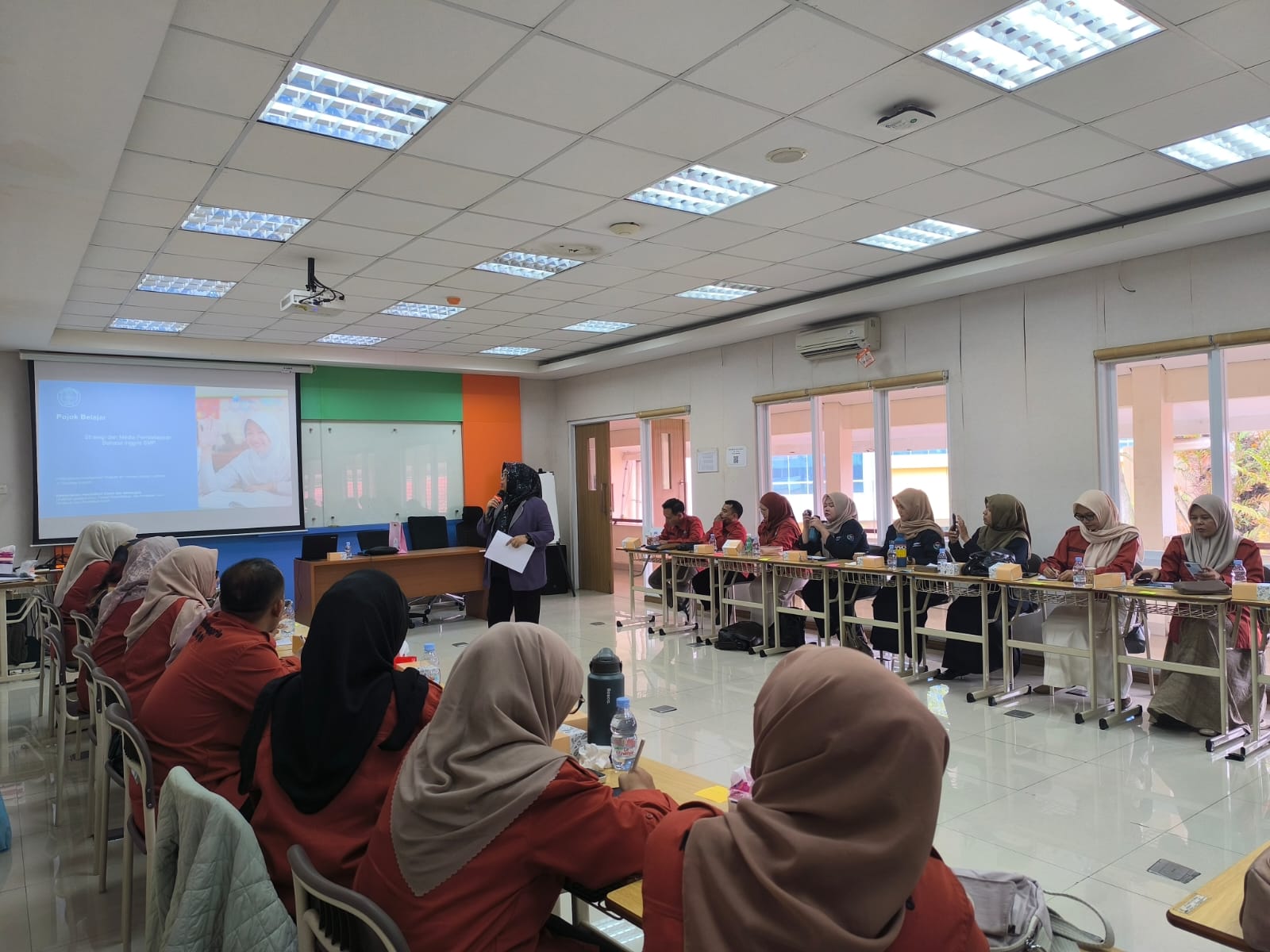 Pojok Belajar MGMP Bahasa Inggris Dorong Pembelajaran Interaktif di SMP