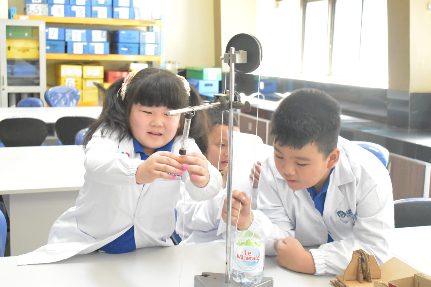 Siswa Kelas 1, 2, dan 3 PKBM Sahabat Anak Terang Pelajari Konsep Katrol di Laboratorium Fisika BBGTK Jabar