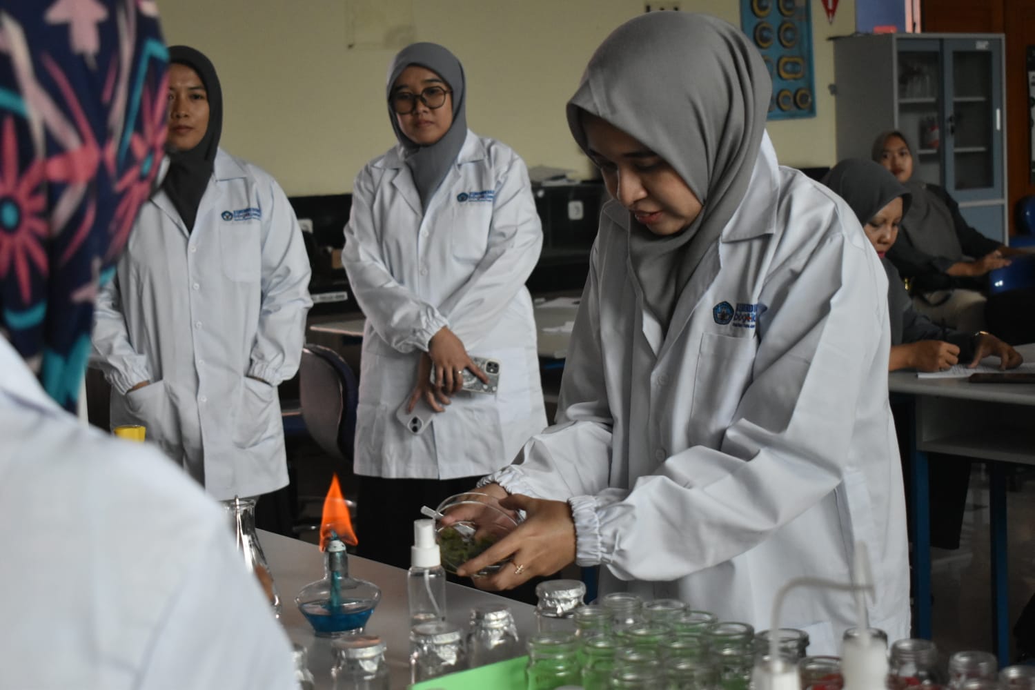 MGMP Biologi Karawang Perdalam Kultur Jaringan Tumbuhan Melalui Praktikum di BBGTK Jabar