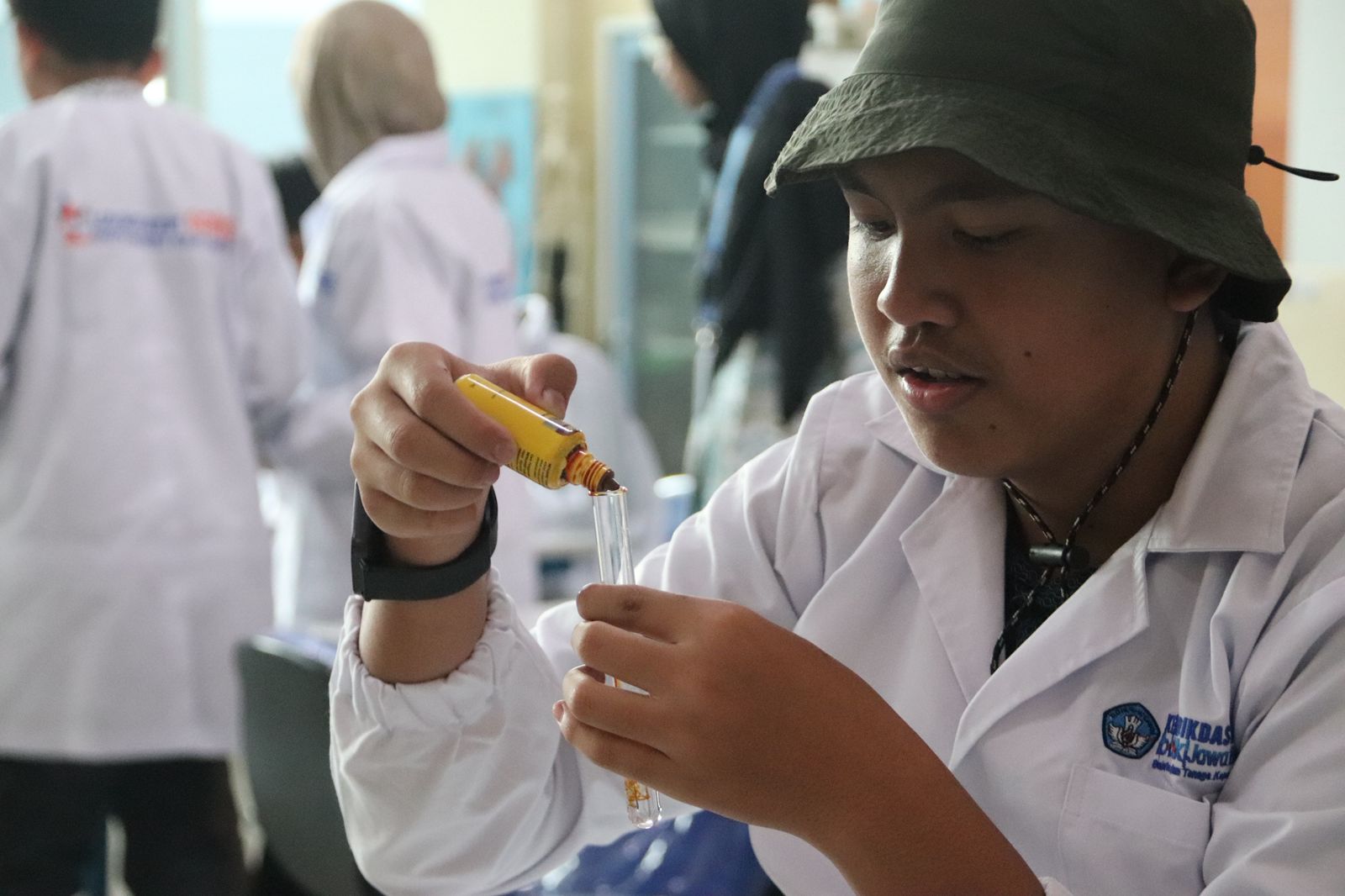 Siswa PKBM Bening Bogor Lakukan Praktikum Uji Vitamin C dan Zat Makanan di BBGTK Jabar