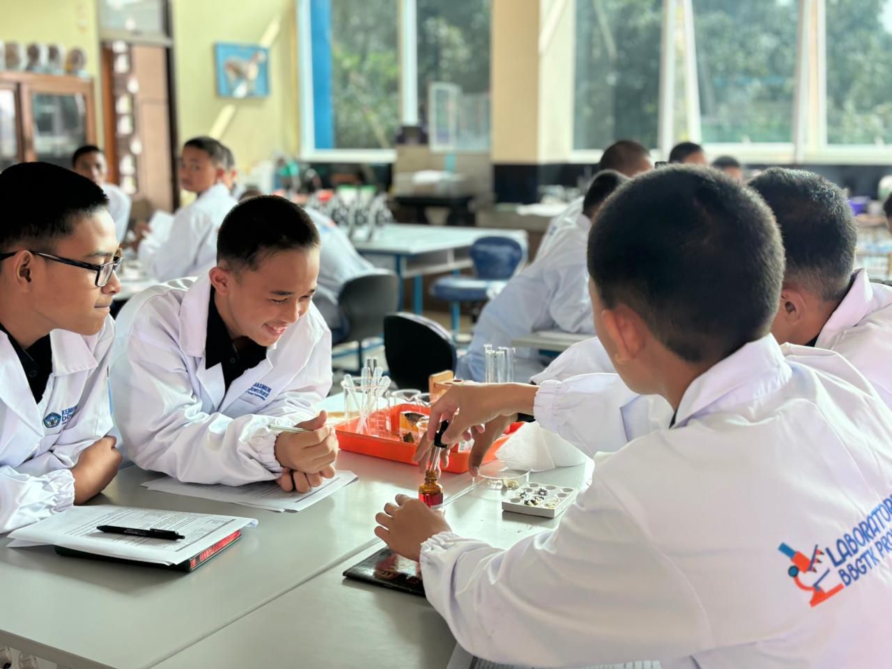 Siswa Ponpes Jawahirul Umam Lakukan Praktikum Sains Terpadu di BBGTK Jabar